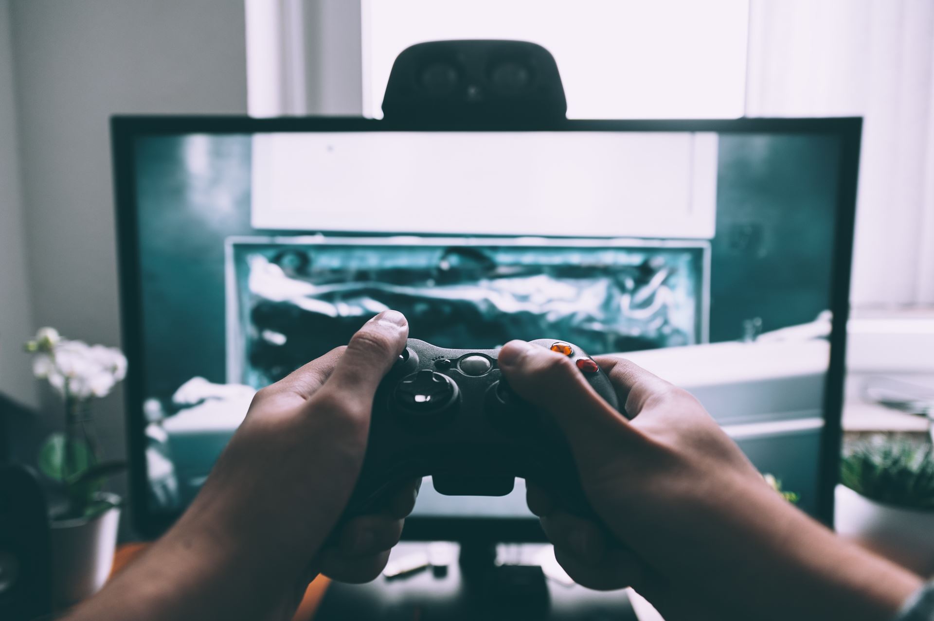 a hand holding a video game